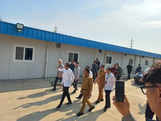 Presiden Jokowi Tinjau PT Lotte Chemical dan Berikan Sembako Pada Warga Di Kota Cilegon