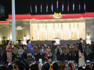 Hari Batik Nasional: Kementerian BUMN Mempersembahkan Istana Berbatik