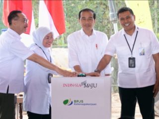 Didampingi Menteri Ida Fauziah, Presiden Jokowi Letakkan Batu Pertama Pembangunan Kantor BPJS di IKN