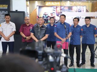 Penahanan Tersangka BS dalam Perkara Dugaan Tipikor Penyalahgunaan Kewenangan dalam Penjualan Logam Mulia di Butik Emas Logam Mulia Surabaya 01 Antam