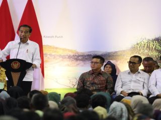 Serahkan 3.000 Sertipikat Tanah di Kabupaten Bandung, Presiden RI Imbau Masyarakat Manfaatkan untuk Hal Produktif