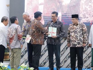 Menteri ATR/Kepala BPN Serahkan Sertipikat Tanah Elektronik di Kabupaten Madiun