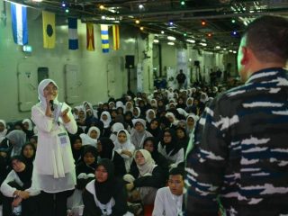 KRI TNI AL Gelar Pesantren Kilat, Generasi Muda Harus Terampil dan Disiplin