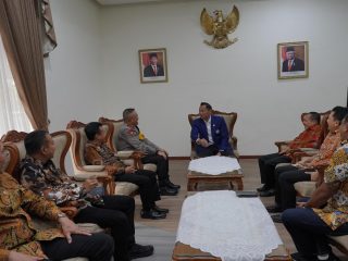 Menteri AHY Silaturahmi ke UNAIR dan Serahkan Sertipikat Tanah Wakaf di Surabaya