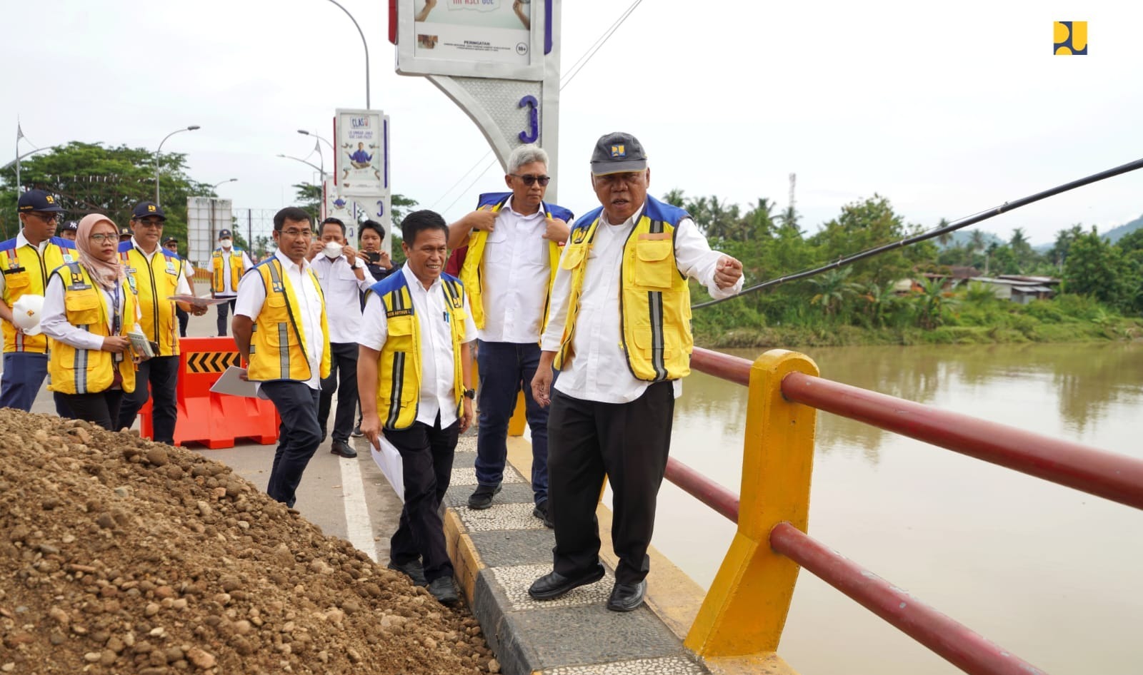 Menteri Basuki Tinjau Pasca Banjir di Sumatera Barat.
