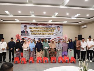 Momen Ramadhan, Wamen ATR/Waka BPN Serahkan Sertipikat Tanah Wakaf dan Berbagi Sembako