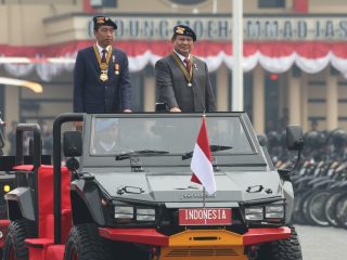 Presiden Jokowi Terima Medali Loka Praja Samrakshana, Didampingi Menhan Prabowo