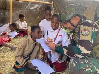 Satgas Yonif 700/WYC Hadirkan Semangat Belajar di SD Mayuberi, Papua Pegunungan