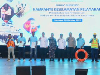 Kemenhub Bagikan 1.057 Life Jacket dan Terbitkan 2.120 E-Pass Kecil di Wilayah Jawa Timur