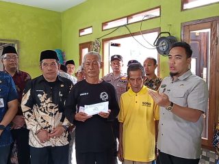 Robinsar dan BASNAS Cilegon Bergerak Cepat Berikan Bantuan pada Korban Kebakaran di Grogol