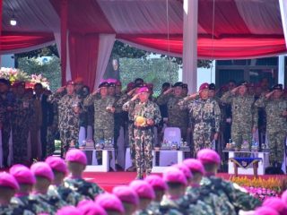 Panglima TNI Dikukuhkan sebagai Warga Kehormatan Pasukan Pendarat Korps Marinir