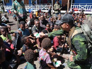 Bakar Batu di Hitadipa, Hangatkan Kebersamaan Sambut Natal 2025 Bersama Pangkogabwilhan III