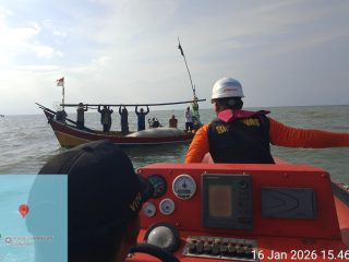 Menguji Nasib di Tengah Gelombang: Nelayan Jatuh di Laut Lontar, SAR Lakukan Penyisiran