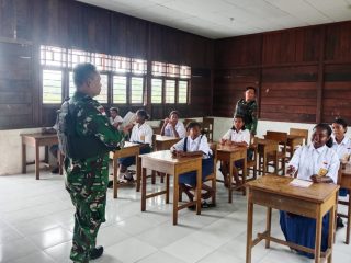Kepedulian Satgas Yonif 410/Alugoro Terhadap Perkembangan Pendidikan di Sekitar Pos