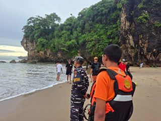 Doa Mengiringi Pencarian, Tim SAR Masih Berjuang Cari Wisatawan Tenggelam di Pantai Goa Langir
