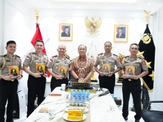 Lewat Buku, Wakapolri Titipkan Pesan Penting Pemberantasan TPPA–PPO kepada 5 Calon Atase dan Staf Teknis Polri