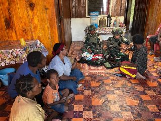 Berbakti Untuk Negeri Satgas Yonif 521/DY Binter Pelayanan Kesehatan Gratis di Wilayah Penugasan