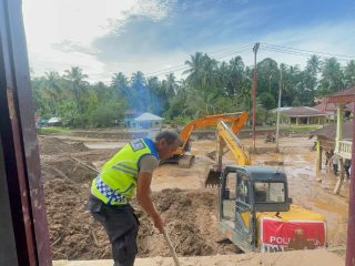 Polri Maksimalkan Bantuan dengan Kerahkan Alat Berat, Percepat Pemulihan Bencana di Sumatra