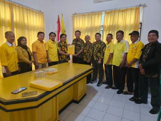 Darlian Pone Kembalikan Formulir Pendaftaran Calon Ketua DPD Partai Golkar Kabupaten Way Kanan