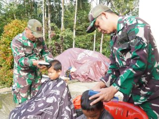 Kodim 0210/Tapanuli Utara Gelar Cukur Rambut Gratis untuk Anak Pengungsi Pascabencana
