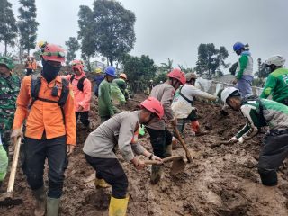 Medan Sulit Tak Surutkan Langkah Brimob Polda Jabar di Longsor Cisarua