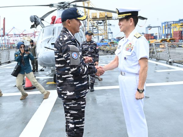 Pemimpin Angkatan Laut Jepang Kunjungi Kapal Perang TNI AL