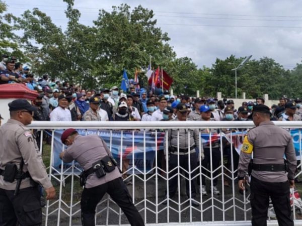 Sidang Pidana Khusus di PN Rote Ndao, Ratusan Massa Padati Pengadilan