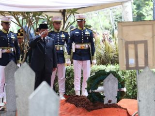 Prabowo Jadi Inspektur Upacara, Pimpin Prosesi Pemakaman Almarhum Try Sutrisno dengan Khidmat