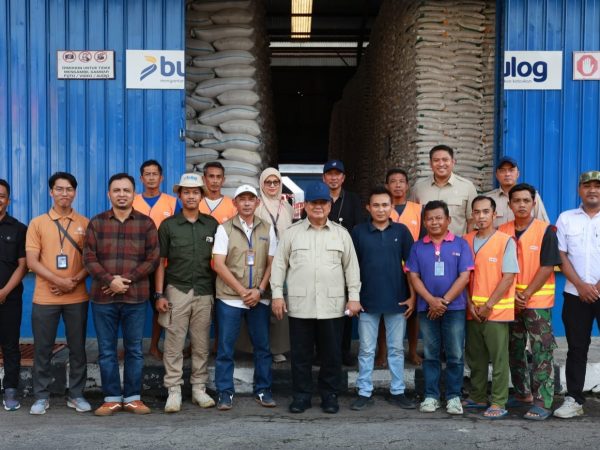 Di Tengah Sidak Gudang Bulog di Magelang, Prabowo Sapa dan Foto Bareng Pegawai