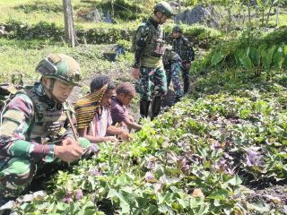 Di Pelukan Alam Papua, Satgas Yonif 521/DY dan Warga Menyemai Harapan