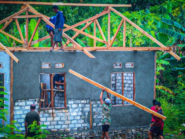 Satgas TMMD Ke-128 Kodim 1801/Manokwari Pasang Rangka Atap Rumah Warga di Kampung Tanah Rubuh
