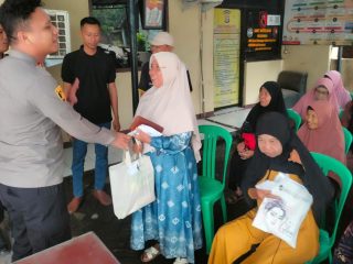 Wujud Kepedulian, Polsek Puloampel Cilegon Gelar Patroli Sambil Bagikan Sembako untuk Lansia