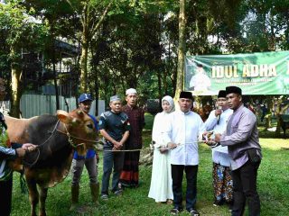 Tebar Kepedulian di Hari Raya, Danrem 083/Bdj Serahkan Hewan Qurban untuk Masyarakat