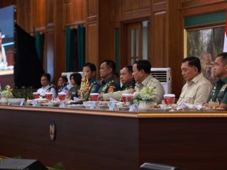 Prabowo Dorong Soliditas dan Kebersamaan Antar-Matra saat Taklimat Dansat TNI 2026