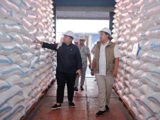 Tinjau Gudang Bulog di Lumajang, Legislator Partai Gerindra Pastikan Stok Beras dan Minyak Goreng Aman