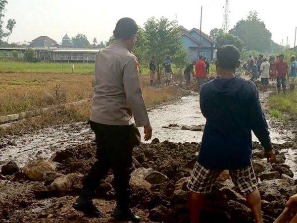 Wujud Kepedulian Polri, Kapolsek Seputih Banyak Ajak Warga Perbaiki Jalan Rusak di Way Seputih