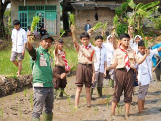 TMMD Ke-128 Kodim 0623/Cilegon Edukasi Pelajar tentang Pentingnya Ketahanan Pangan