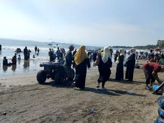 Libur Akhir Pekan Pasca Idul Adha, Pantai Bandulu Anyer Jadi Pilihan Wisatawan untuk Melepas Penat