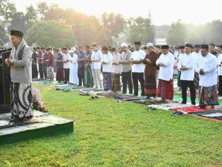 Hangat dan Penuh Kebersamaan, Danrem 083/Bdj Sholat Idul Adha Bersama Warga Malang Raya