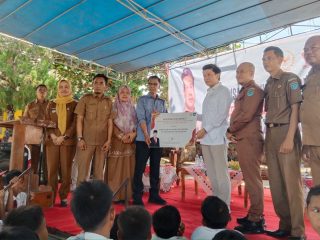 Legislator Partai Gerindra Serahkan Program Indonesia Pintar kepada Siswa di Ogan LLir