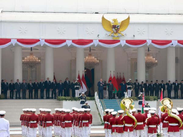Diiringi Tari Enggang, Prabowo Sambut Hangat Presiden Belarus di Istana Merdeka