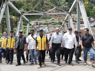 Menteri Dody Sematkan Rompi Kuning, Apresiasi Warga Penjaga Konektivitas di Jembatan Enang-Enang