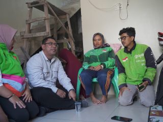 Legislator Partai Gerindra Ade Jona Prasetyo Beri Motor Baru untuk Driver Ojol Tunarungu Korban Pencurian di Medan