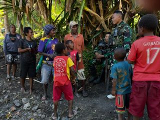 Bukan Batu yang menyatukan kita tapi Kasih” Satgas Yonif 645/GTY Pos Kurima melaksanakan Gotong Royong untuk pembangunan Klasis di Tanah Papua