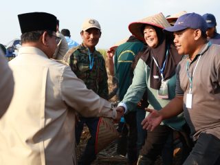 Penuh Haru, Buruh Tani Lansia Rela Menunggu Prabowo Sejak Pagi, Titip Harapan Petani Makmur