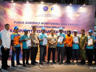 Perkuat Budaya Keselamatan Berlayar, Kemenhub Serahkan 150 Unit LIFE JACKET Kepada Nelayan Muara Angke 