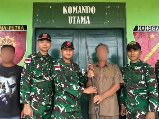 Wujudkan Keamanan di Tapal Batas, Satgas Pamtas Yonarmed 13/Nanggala Terima Penyerahan Sukarela Senjata Api Rakitan dari Tokoh Adat