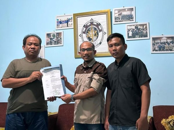 Seno Aji Serahkan SK Badan Pengurus DPD KAMPUD Way Kanan Kepada Jon Hendra