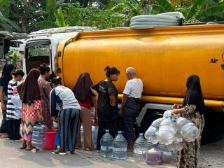Marlyn Maisarah Salurkan Bantuan Air Bersih untuk Warga Babakan Madang