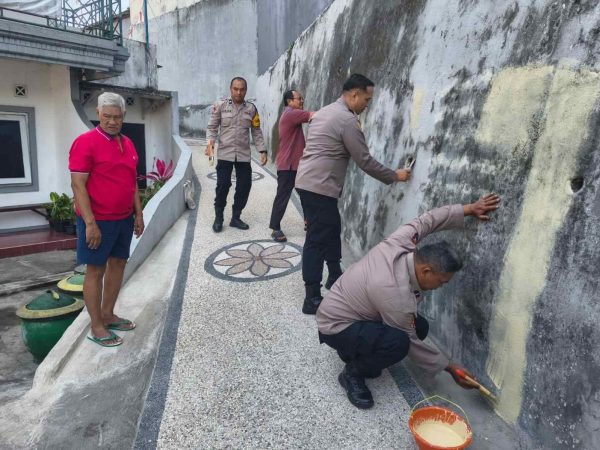 Sambut HUT ke-81 RI dan Gerakan Indonesia ASRI, Polresta Malang Kota dan Warga Gotong Royong Cat Tembok Gang Pemukiman